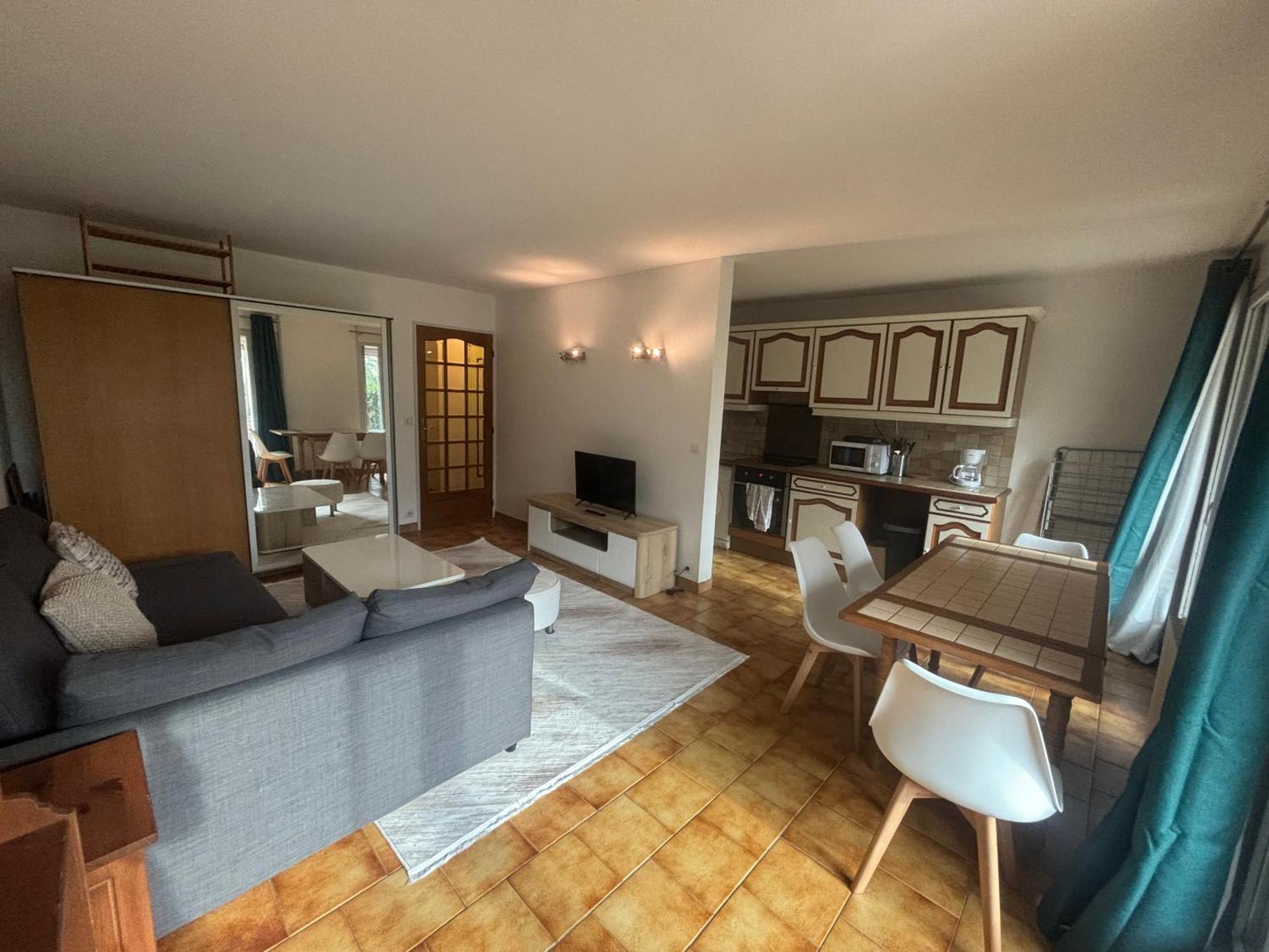 Апартаменты F2 Avec Terrasse, Parking Gratuit Гиянкур Экстерьер фото